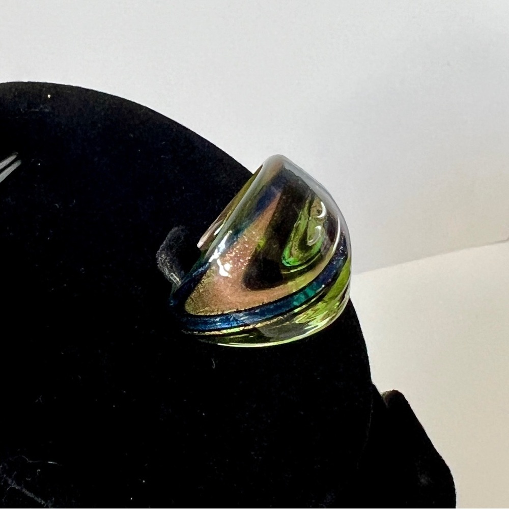 Murano Style Green Swirl glass ring. Size 7. - Picture 7 of 8